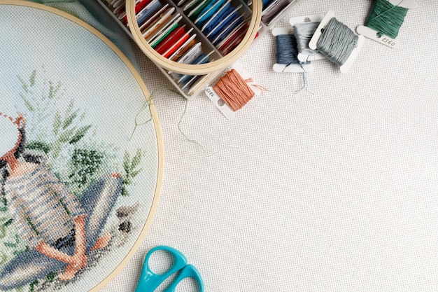 Atelier de broderie cu materiale aranjate